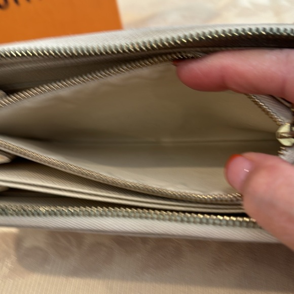 Louis Vuitton Damier Azur Zippy Wallet - Picture 6 of 13